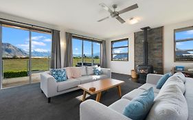 Infinity Views - Modern Wanaka Holiday Home